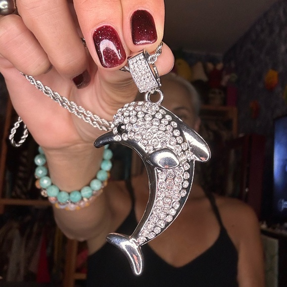 N5. Macy’s Elegant design Silver Diamond cut chain & Dolphin pendant NWT - Picture 4 of 4